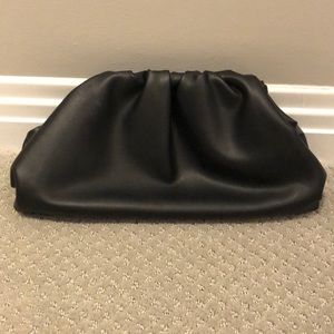 LOOKS LIKE SUMMER Black leather pouch-like BV